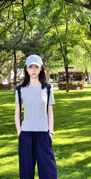 棒球帽女孩的周末松弛感美女手机壁纸