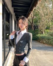 智性休闲风，松弛感拉满美女手机壁纸